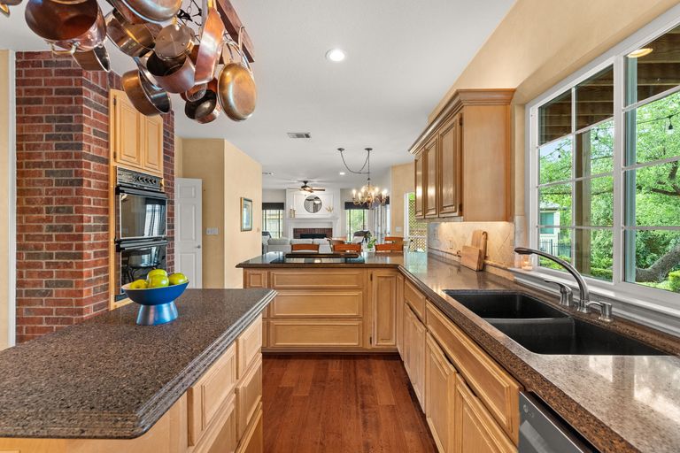 11-web-or-mls-558-peterson-ln-11.jpg
