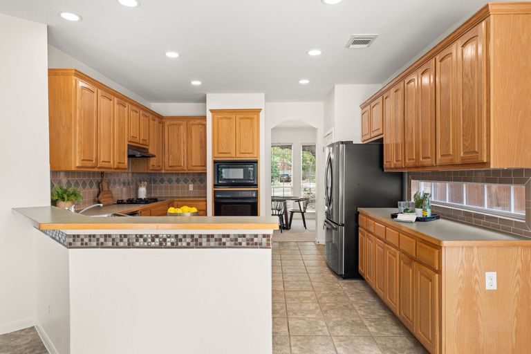 11-web-or-mls-5708-bexley-ct-12.jpg