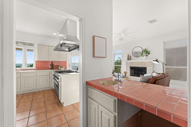 11-web-or-mls-5913-northwest-pl-14-1748297627.jpg