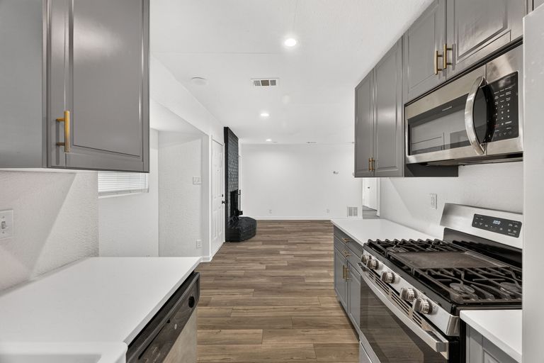 11-web-or-mls-6913-la-salle-dr-(11-of-25).jpg