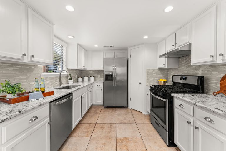 11-web-or-mls-8409-spring-valley-dr-17.jpg
