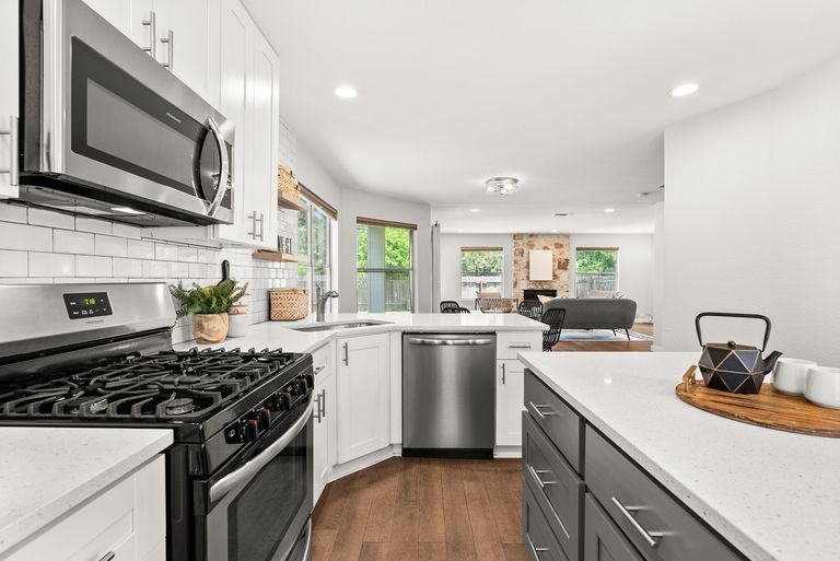 11-web-or-mls-8900-creekmont-cove-(5-of-21).jpg