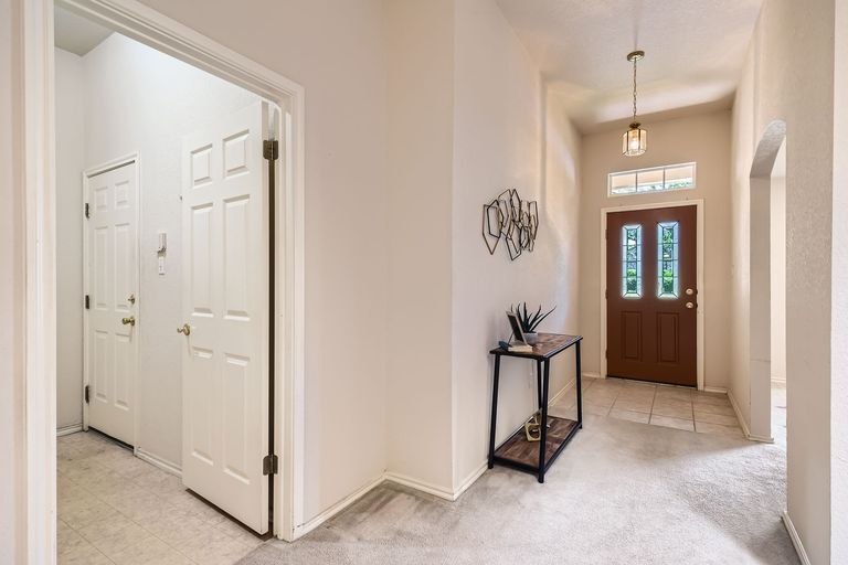 1108-red-ranch-cir---web-quality---008---05-foyer.jpg