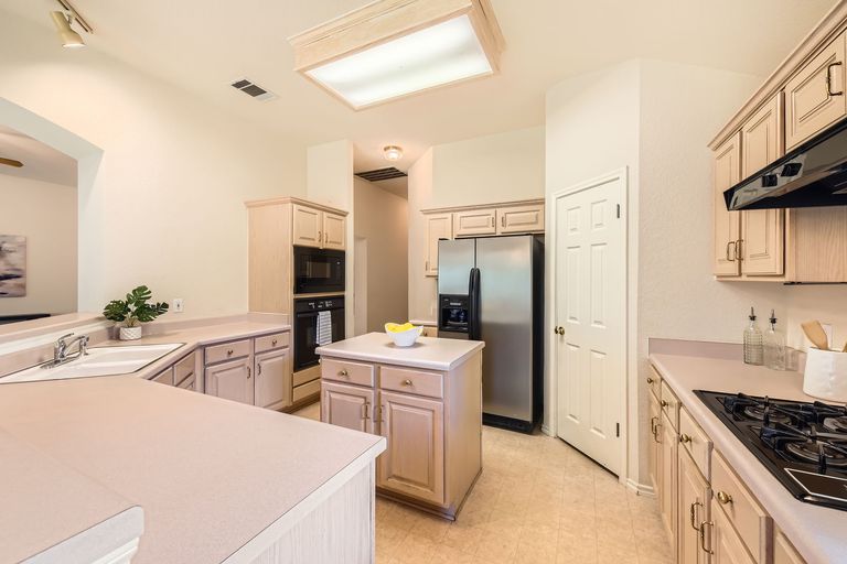 1108-red-ranch-cir---web-quality---013---11-kitchen.jpg