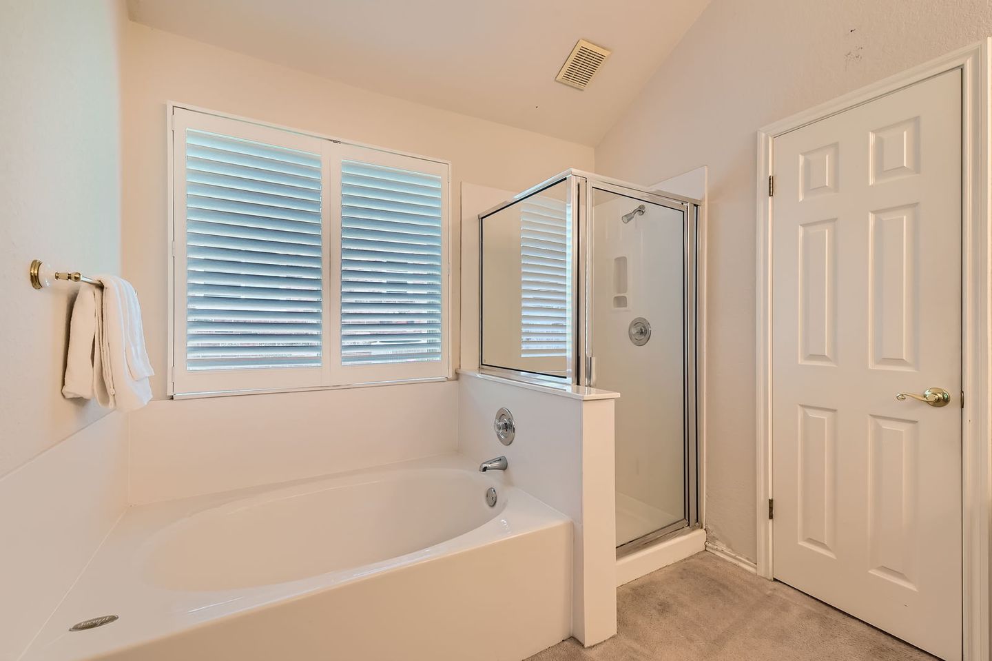 1108-red-ranch-cir---web-quality---021---19-primary-bathroom.jpg
