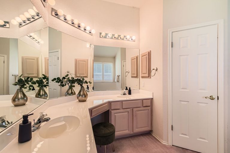 1108-red-ranch-cir---web-quality---022---20-primary-bathroom.jpg