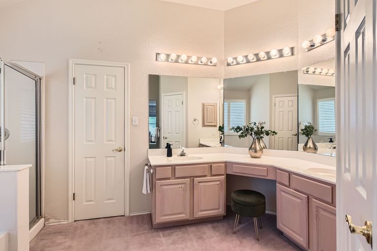1108-red-ranch-cir---web-quality---023---21-primary-bathroom.jpg