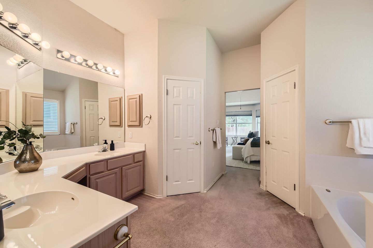 1108-red-ranch-cir---web-quality---024---22-primary-bathroom.jpg