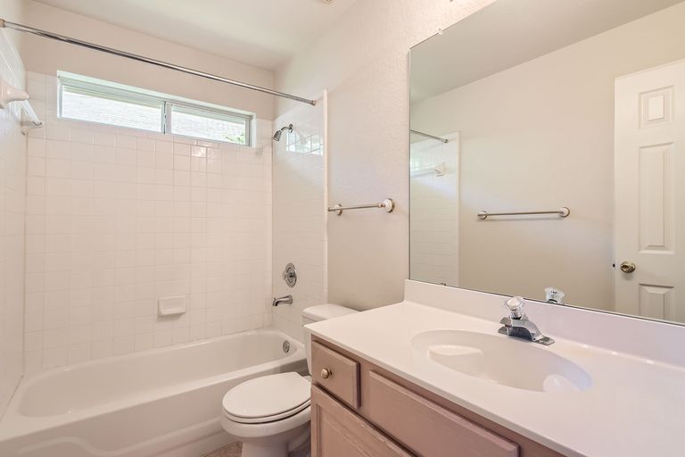 1108-red-ranch-cir---web-quality---026---25-bathroom.jpg
