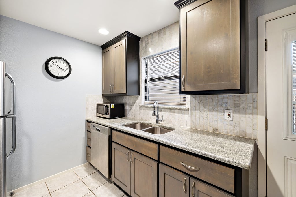 12-custom-8400-jamestown-dr,-204-kcp-122123---26.jpg