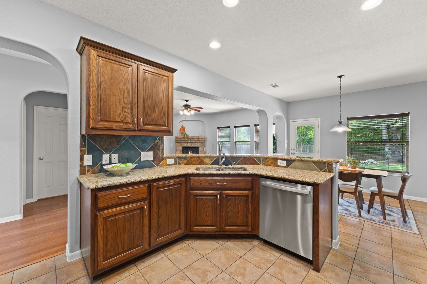 12-web-or-mls-11205-cap-stone-dr-15.jpg