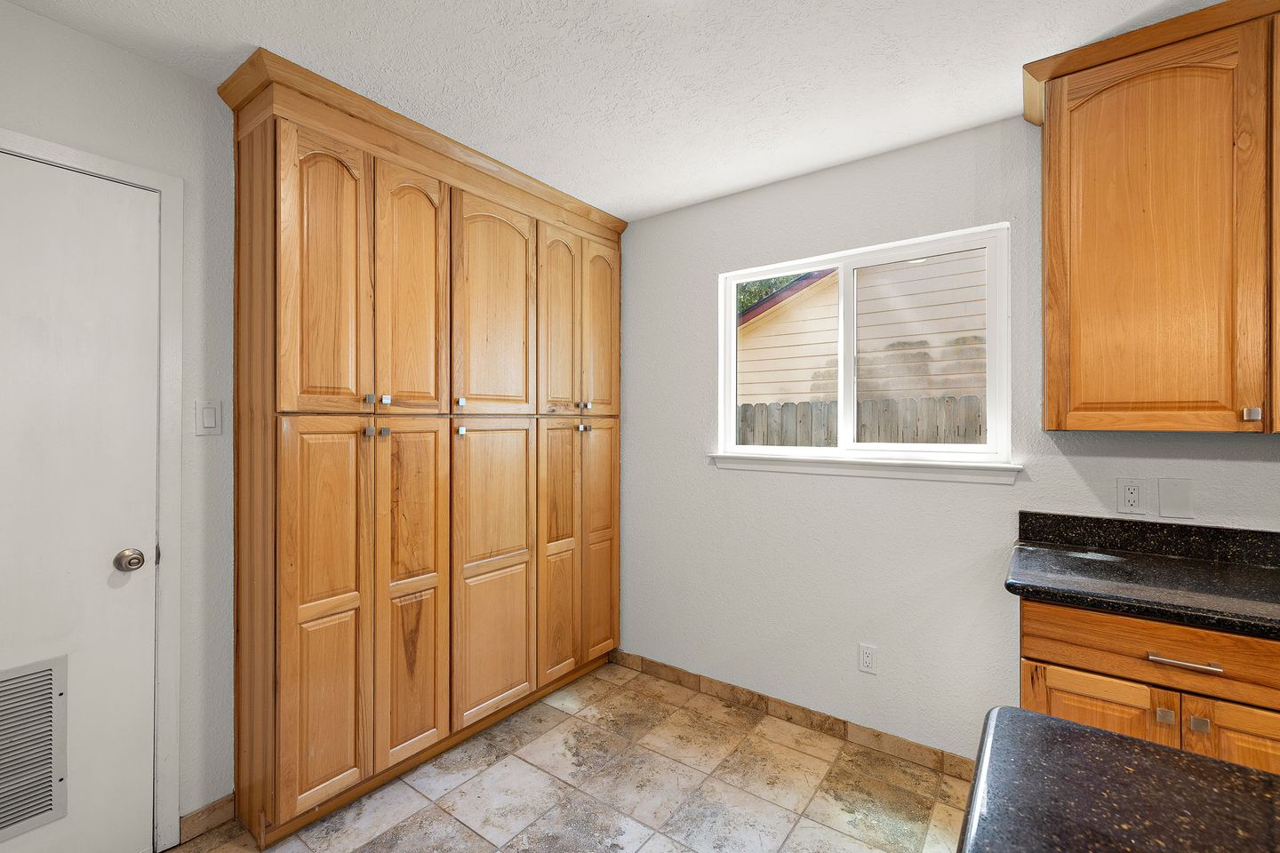 12-web-or-mls-11608-tanglebriar-trail-kcp-090226---123.jpg