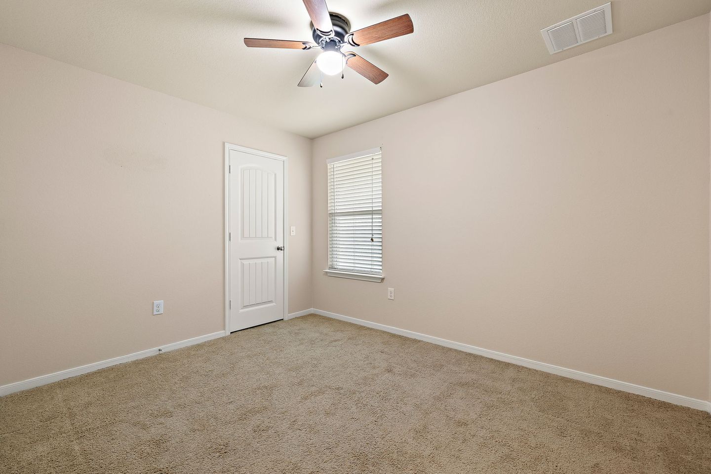 12-web-or-mls-12111-stoneridge-gap-ln-kcp-043026---4.jpg