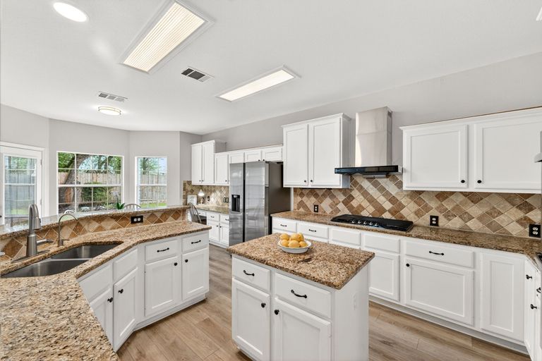 12-web-or-mls-1612-fall-creek-drive-(16-of-35)-1776192539.jpg