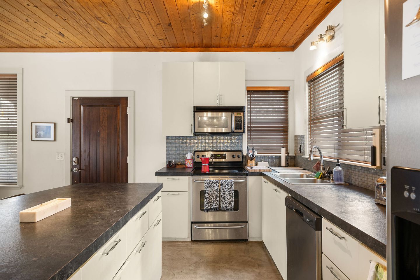 12-web-or-mls-1813-waterston-ave-kcp-022125---104.jpg