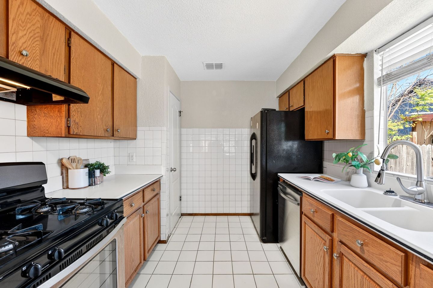 12-web-or-mls-305-holliday-ct-(12-of-25).jpg