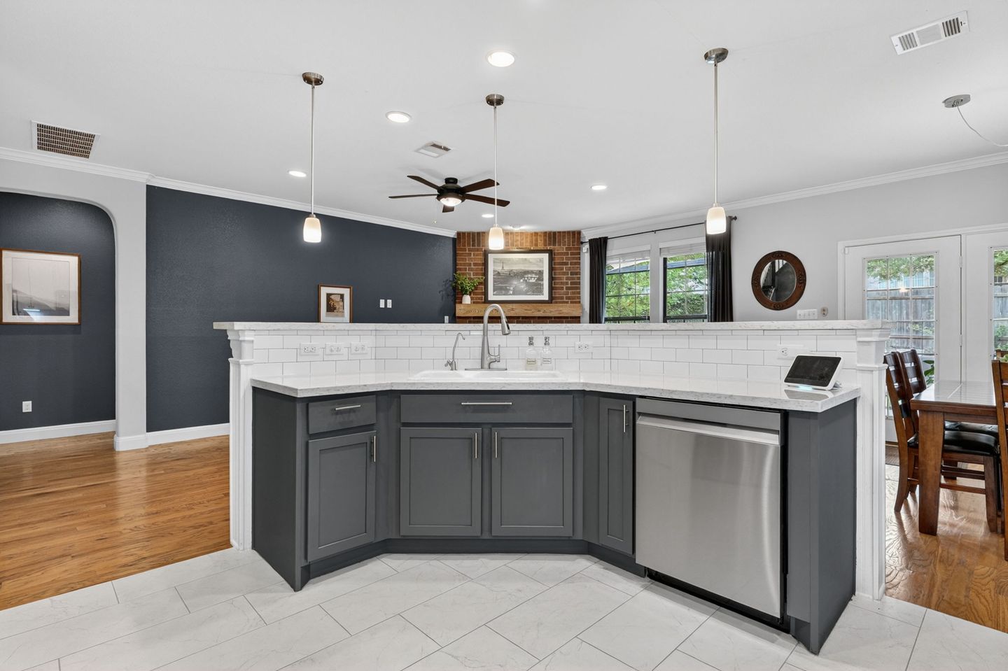 12-web-or-mls-408-kissing-oak-dr-(12-of-39).jpg