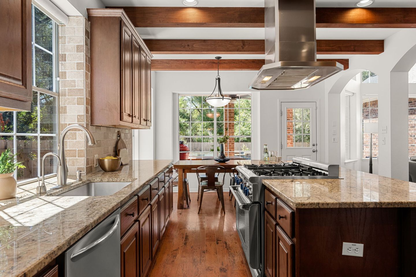 12-web-or-mls-6428-magenta-ln-(5-of-34).jpg