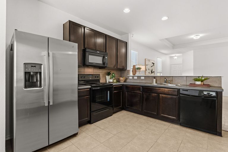 12-web-or-mls-9217-southwick-dr-6-1741818262.jpg
