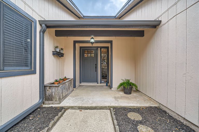 1209-knollpark-cir---web-quality---006---04-exterior-front-entry.jpg