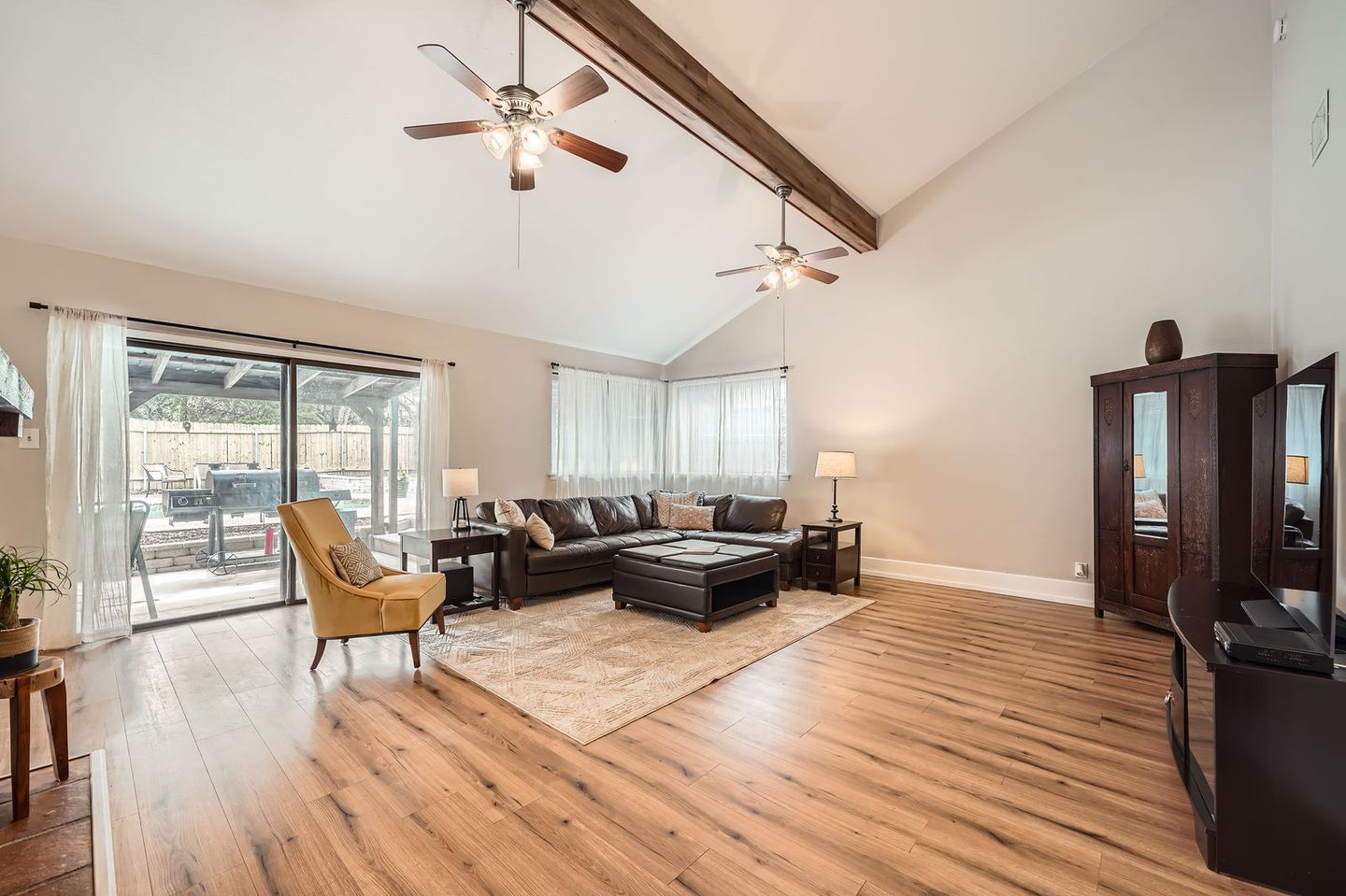1209-knollpark-cir---web-quality---008---06-living-room.jpg