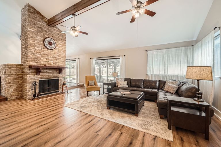 1209-knollpark-cir---web-quality---009---07-living-room.jpg