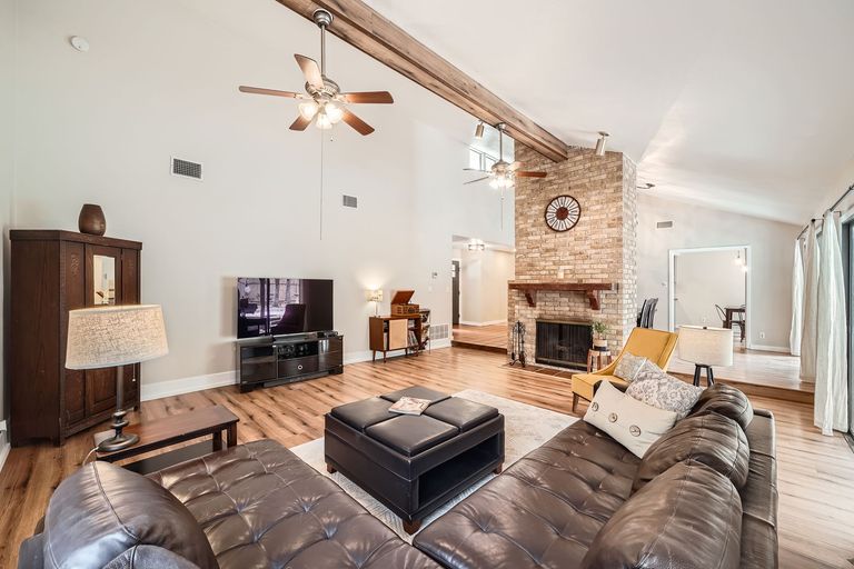 1209-knollpark-cir---web-quality---010---09-living-room.jpg