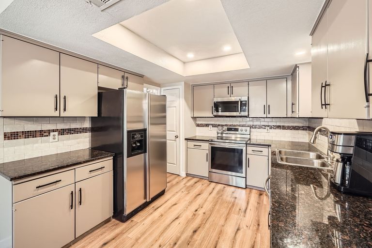 1209-knollpark-cir---web-quality---012---12-kitchen.jpg