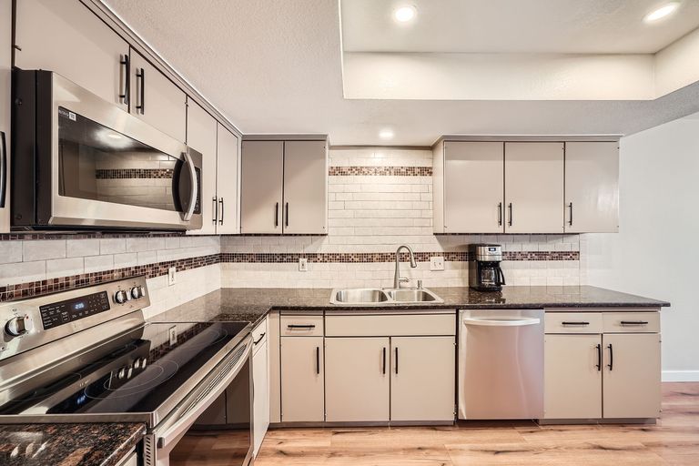 1209-knollpark-cir---web-quality---013---13-kitchen.jpg