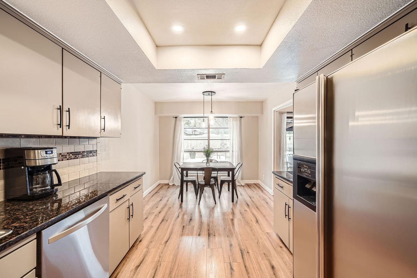 1209-knollpark-cir---web-quality---014---14-kitchen.jpg