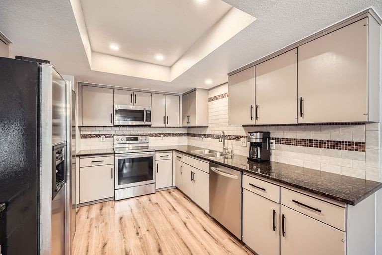 1209-knollpark-cir---web-quality---015---15-kitchen.jpg