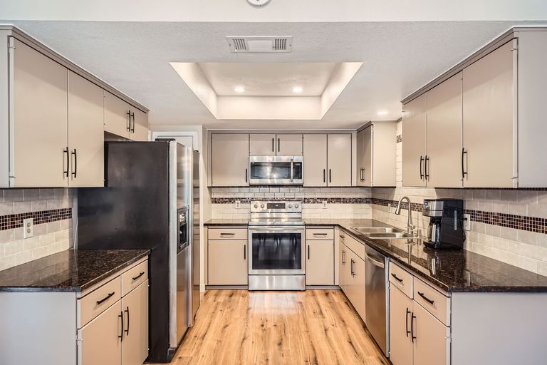 1209-knollpark-cir---web-quality---016---16-kitchen.jpg