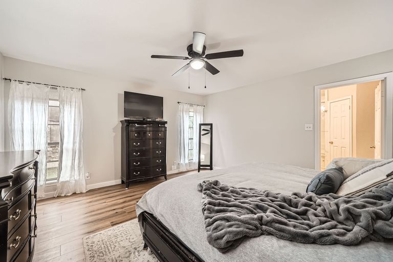 1209-knollpark-cir---web-quality---021---22-primary-bedroom.jpg