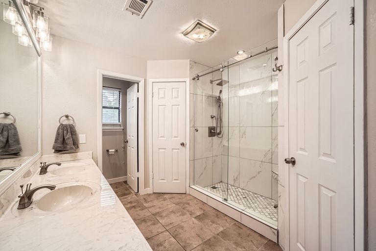 1209-knollpark-cir---web-quality---022---23-primary-bathroom.jpg
