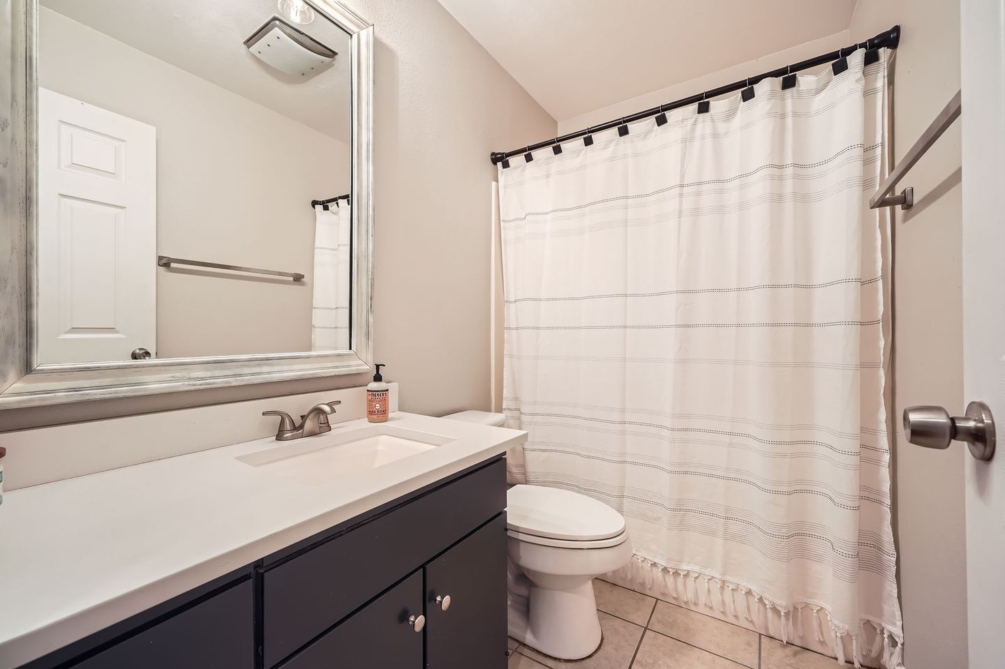 1209-knollpark-cir---web-quality---026---29-bathroom.jpg