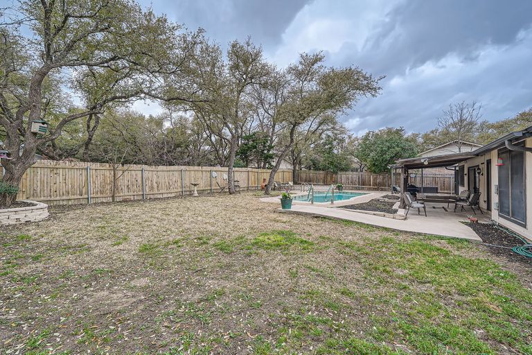 1209-knollpark-cir---web-quality---028---32-backyard.jpg