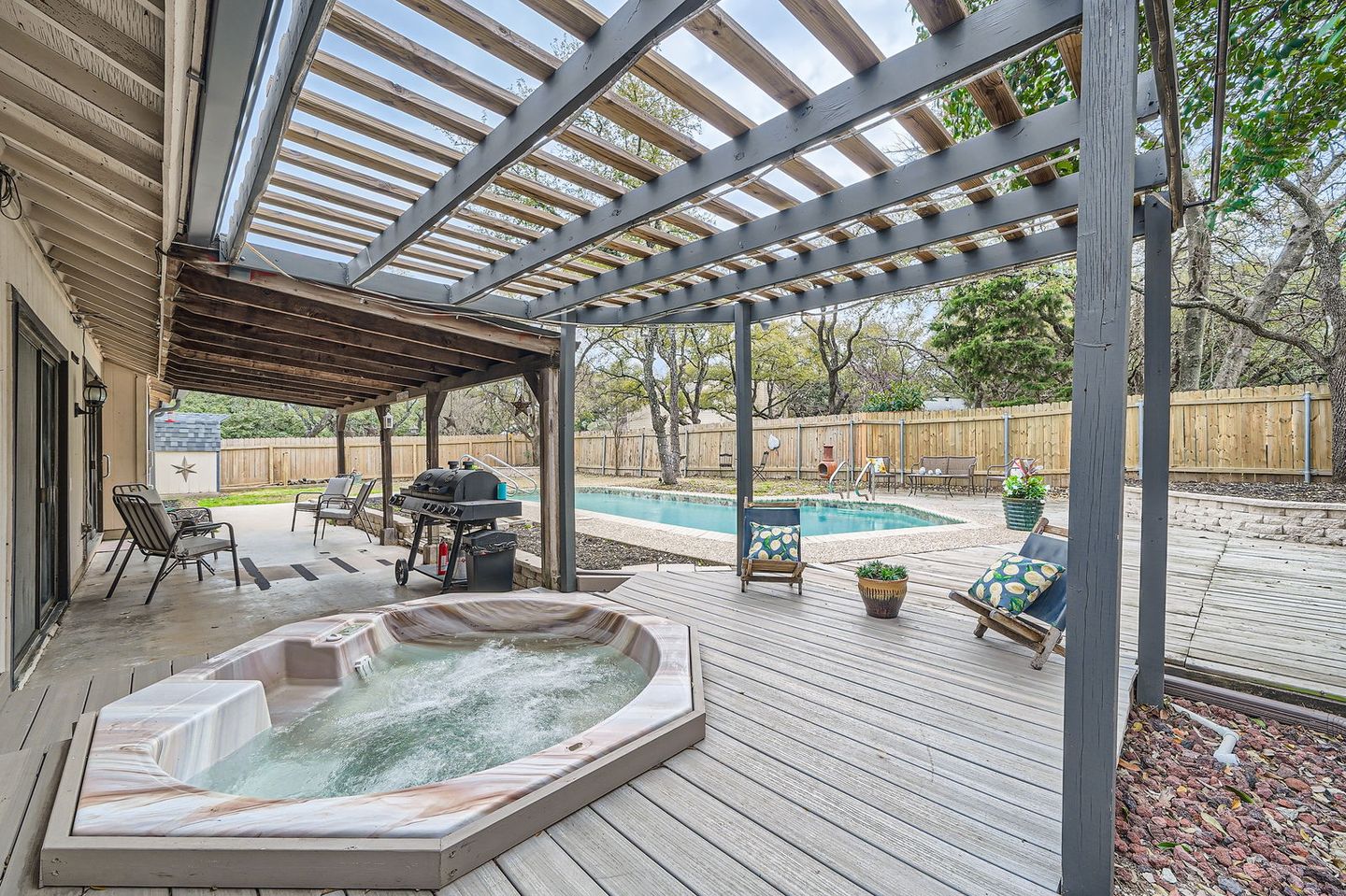 1209-knollpark-cir---web-quality---029---34-backyard.jpg