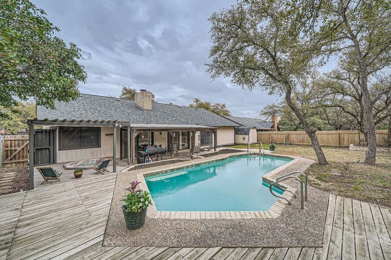 1209-knollpark-cir---web-quality---030---35-exterior-pool.jpg