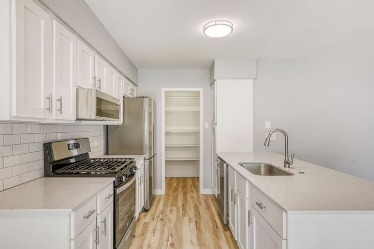 12306-double-tree-ln---web-quality---010---10-kitchen.jpg