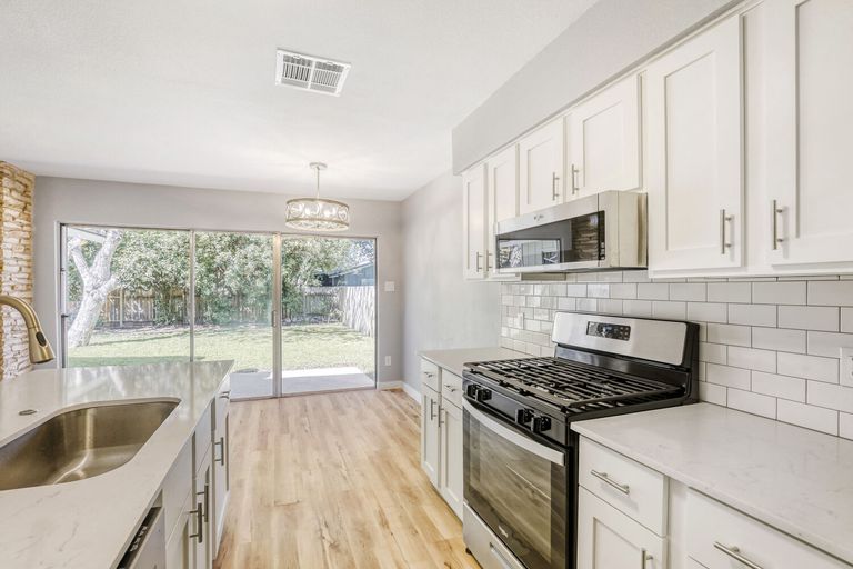 12306-double-tree-ln---web-quality---011---11-kitchen.jpg