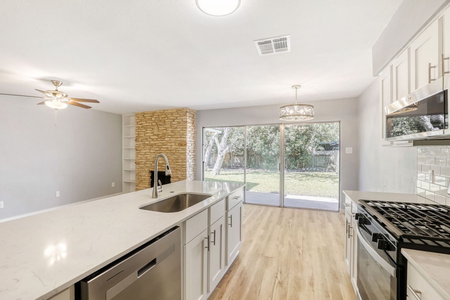 12306-double-tree-ln---web-quality---012---12-kitchen.jpg