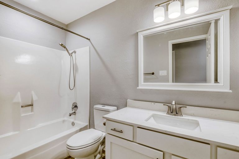 12306-double-tree-ln---web-quality---023---23-bathroom.jpg