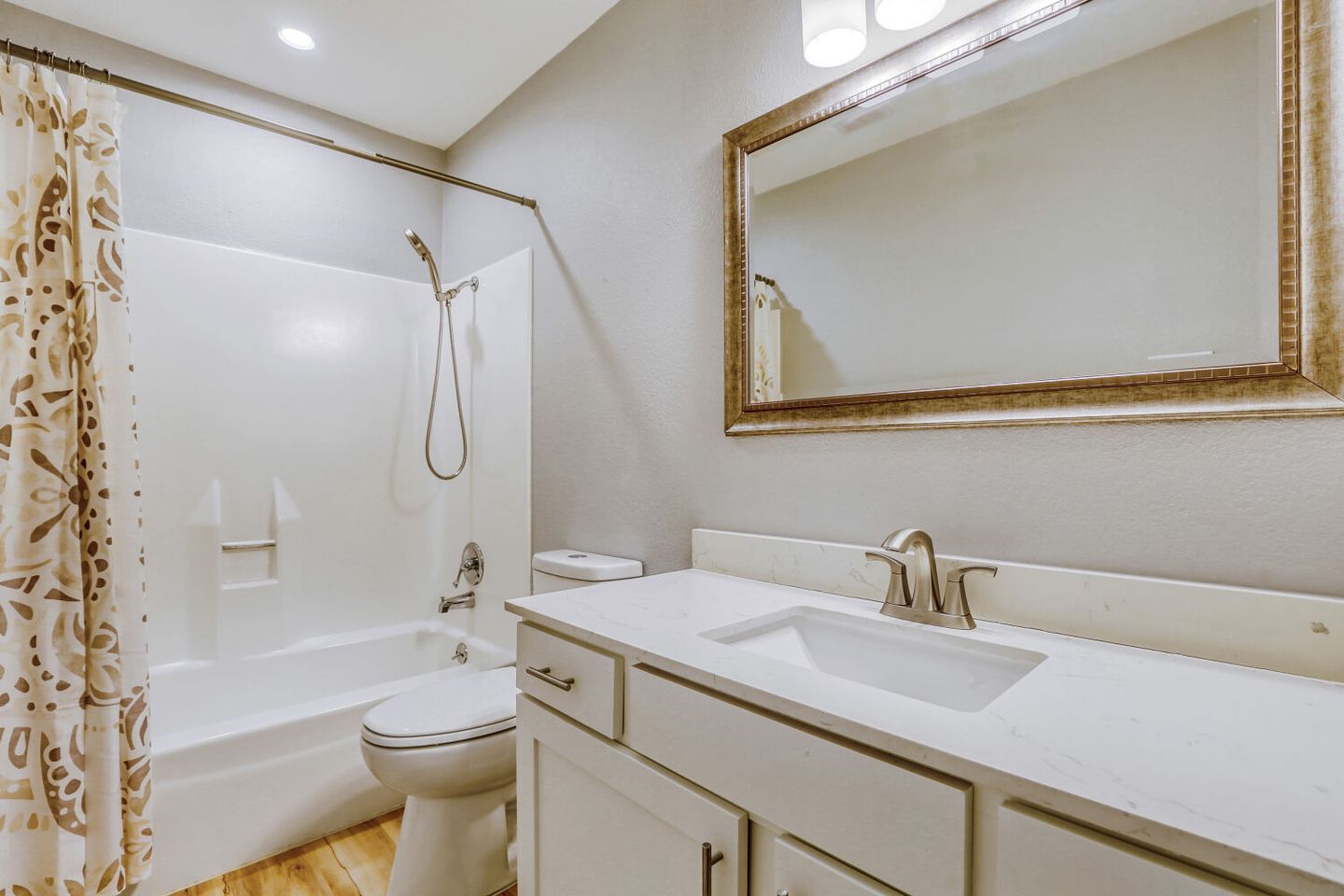 12306-double-tree-ln---web-quality---024---24-bathroom.jpg