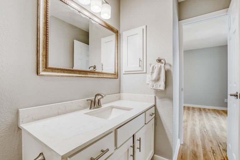 12306-double-tree-ln---web-quality---025---25-bathroom.jpg