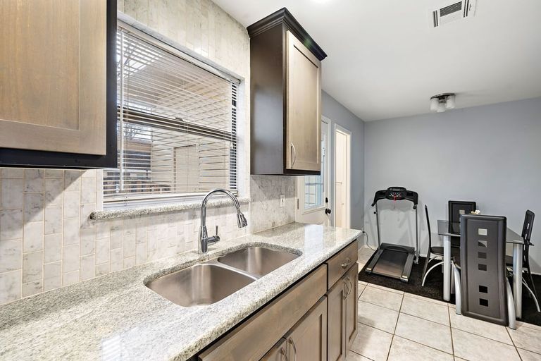 13-custom-8400-jamestown-dr,-204-kcp-122123---29.jpg