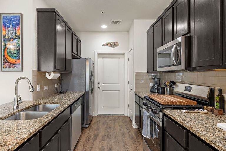 13-web-or-mls-1101-e-parmer-ln-318-kcp-011926---104.jpg