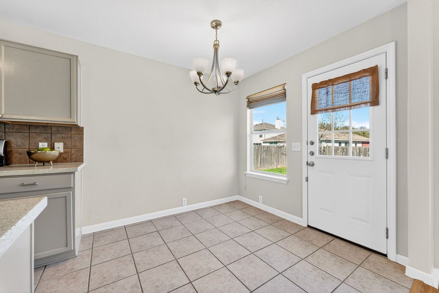 13-web-or-mls-2210-john-tee-dr-(10-of-30)-1771454069.jpg