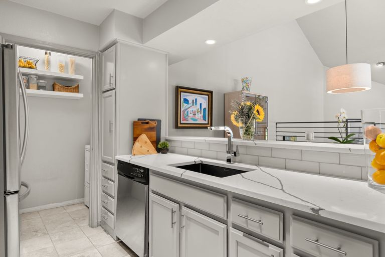 13-web-or-mls-4002-shoal-creek-blvd-b-(4-of-25).jpg