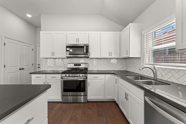 13-web-or-mls-510-bridgestone-way-12.jpg