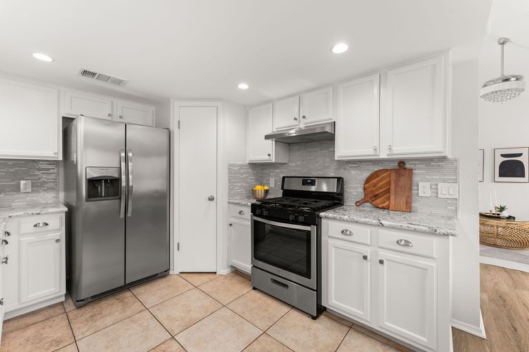 13-web-or-mls-8409-spring-valley-dr-15.jpg